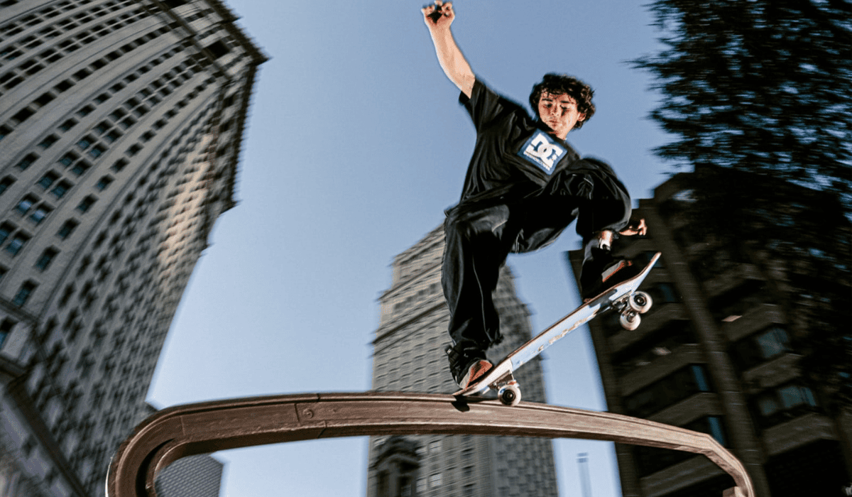 Skater realizando un truco urbano durante la era dorada de DC Shoes