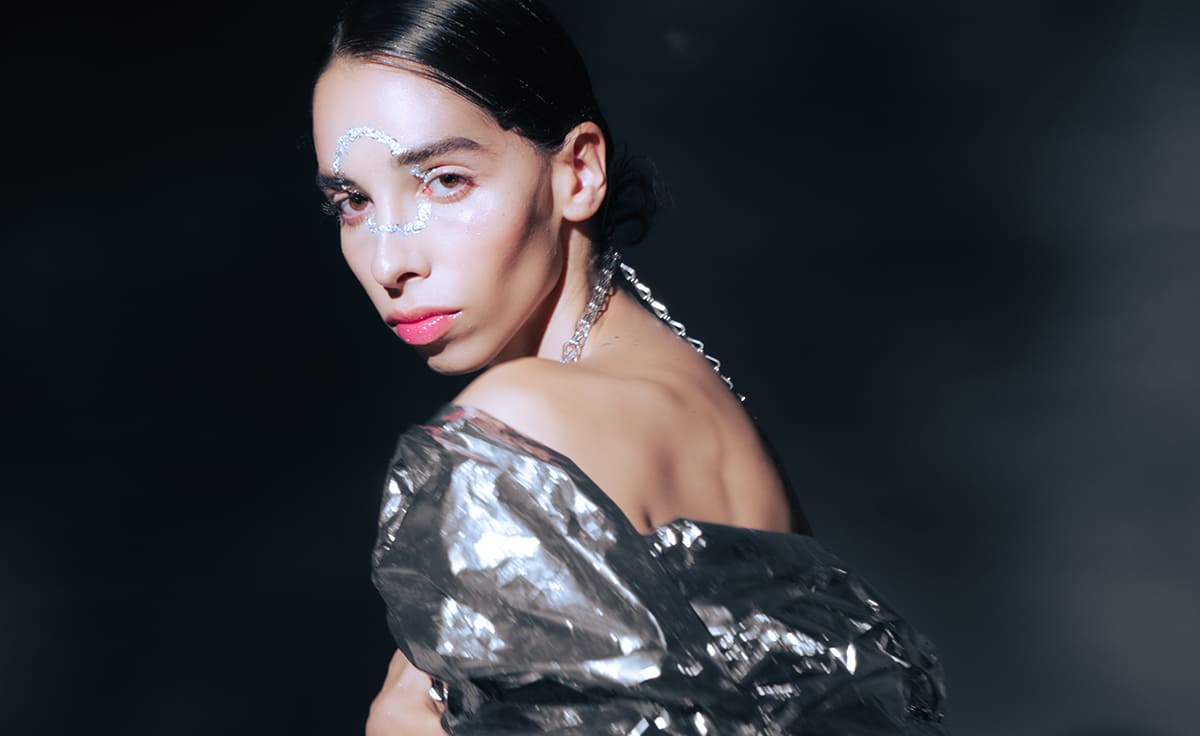 editorial de moda con flash y fondo negro