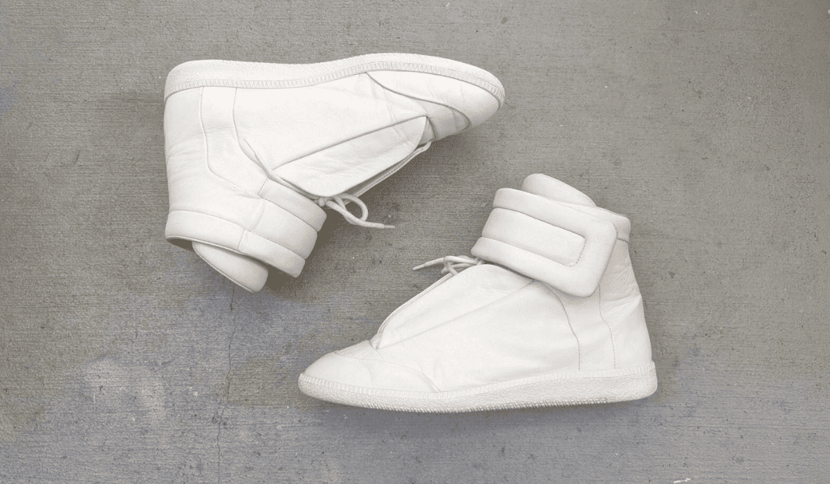Sneakers futuristas blancas de diseño minimal y volumen exagerado