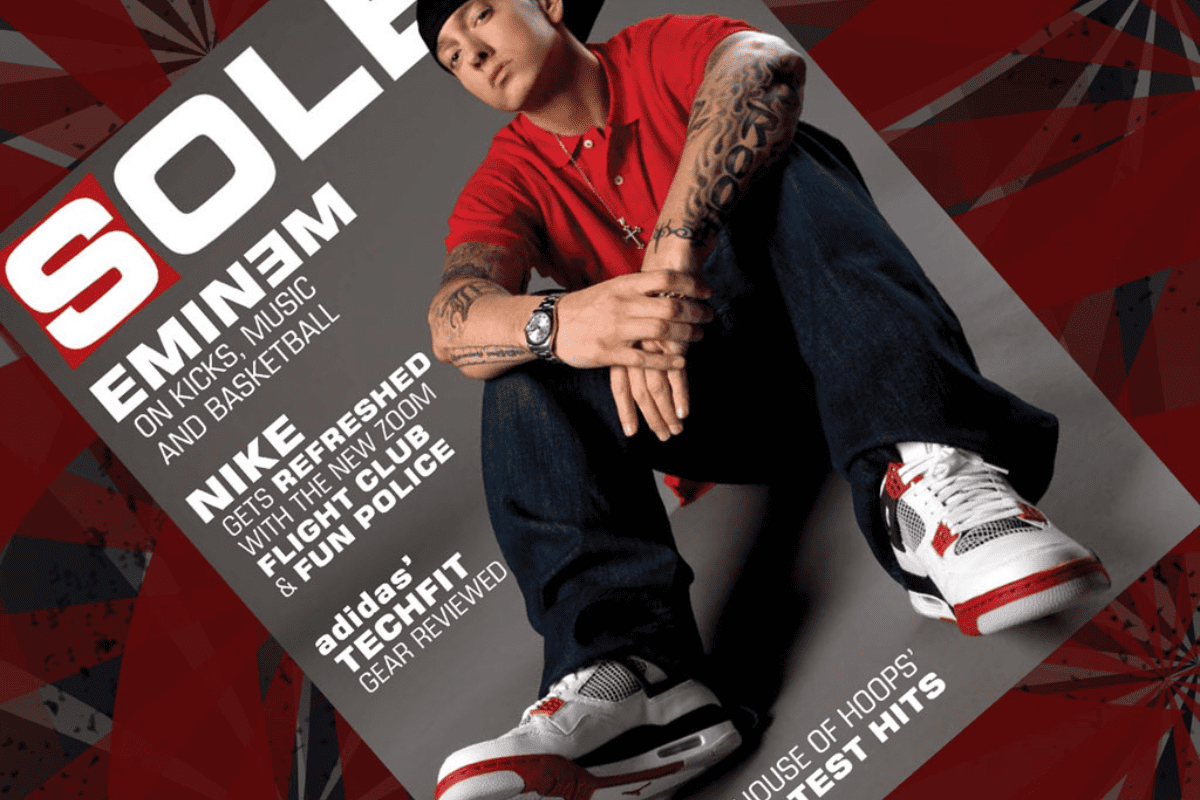 Artista de hip hop posando con zapatillas Nike Air, portada de revista