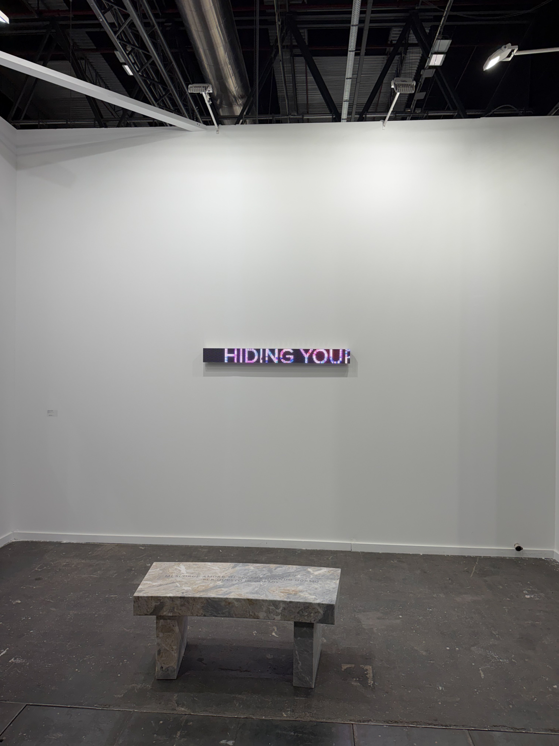 Imagen de la instalación de Jenny Holzer presentado por Studio Trisorio, ARCO Madrid.