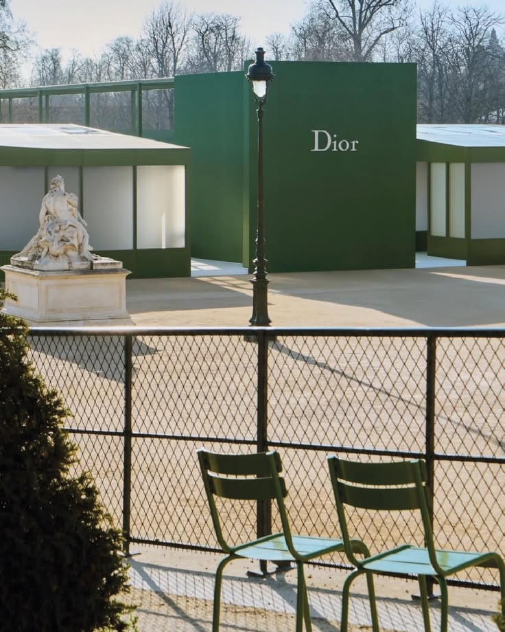 dior show tulleries green chair