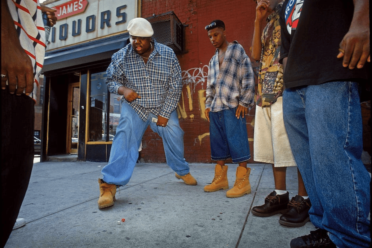 Grupo de hip hop con gorras y camisetas de béisbol, estilo urbano californiano