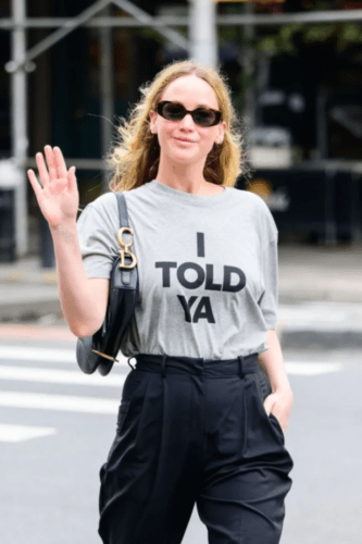 Jennifer Lawrence con la camiseta de Loewe