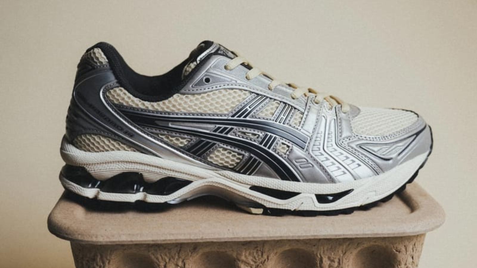 ASICS Gel-1130 plateadas combinadas con calcetines blancos en un look urbano contemporáneo