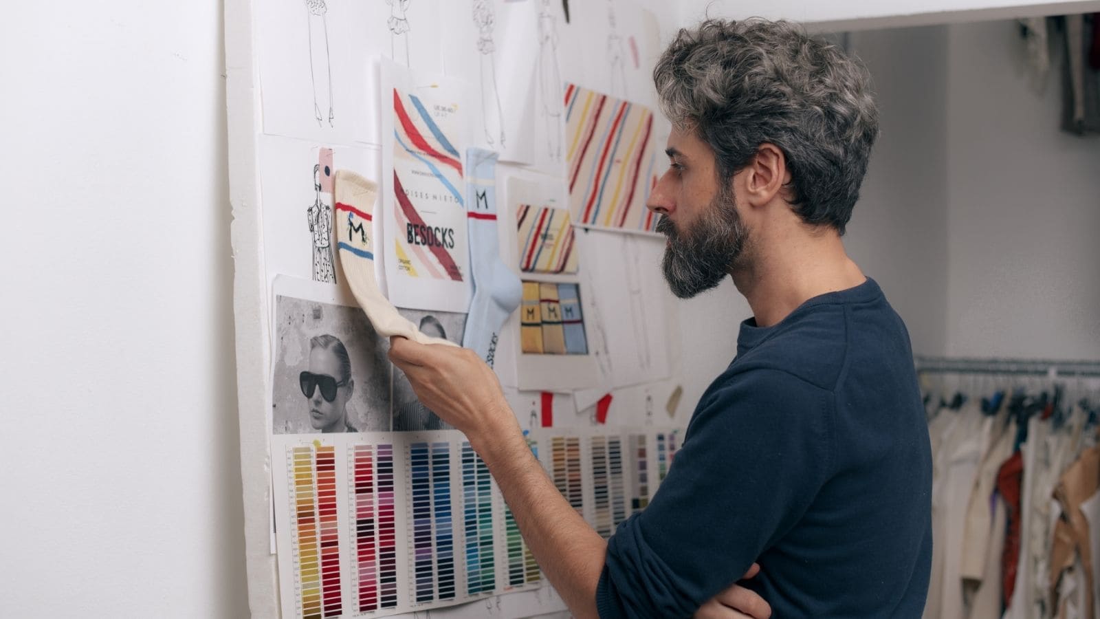 Diseñador Moisés Nieto trabajando en el moodboard y muestrario de color de su colección de calcetines BESOCKS