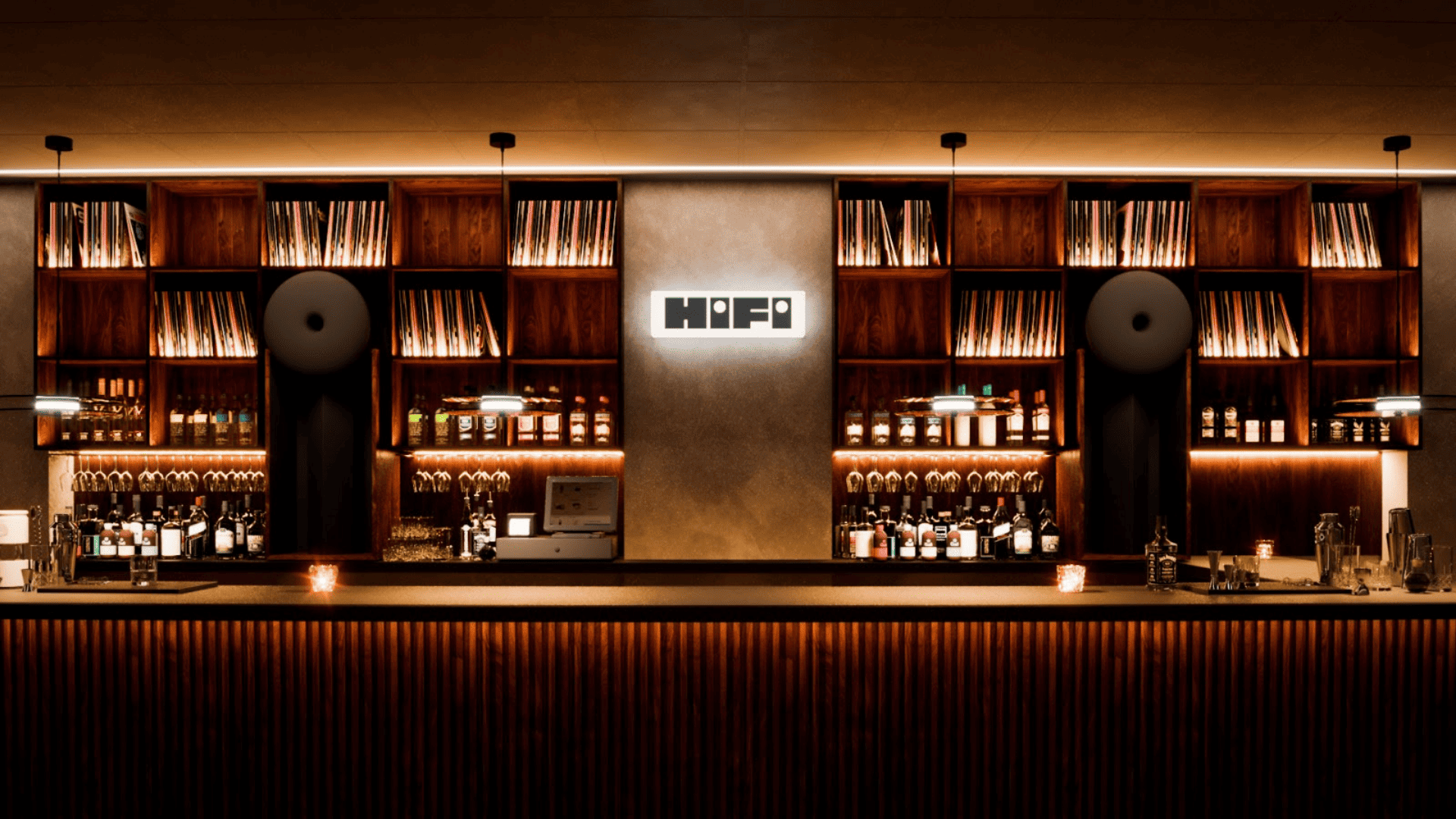 Barra de Hifi Club Valencia con el logo HiFi iluminado y estanterías de vinilos a ambos lados