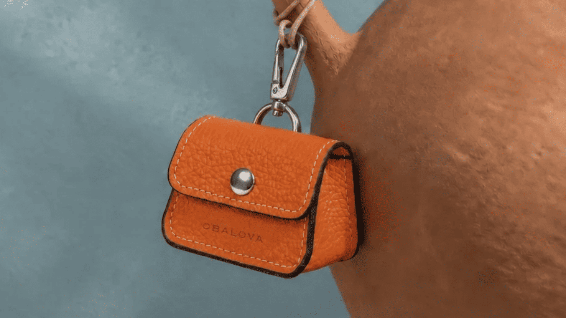 Accesorios para perros Portabolsas de piel OBALOVA en color Amber enganchado a correa