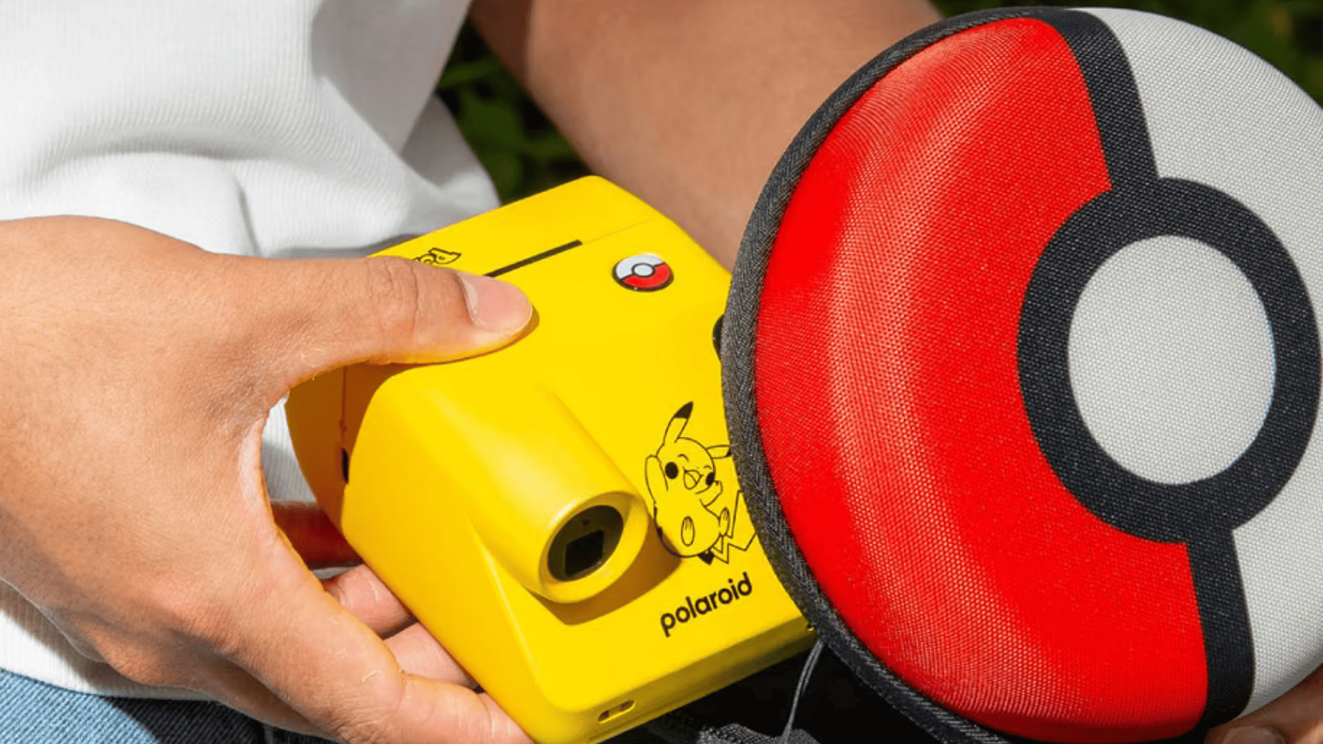 Cámara Polaroid Go Pikachu junto a la funda protectora rígida con diseño de Poké Ball