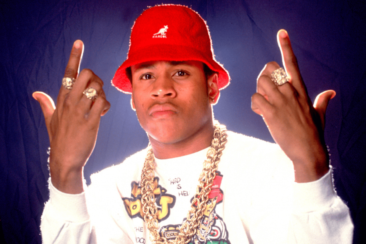Rapero con gorro Kangol rojo y cadenas doradas, moda hip hop 80s y 90s