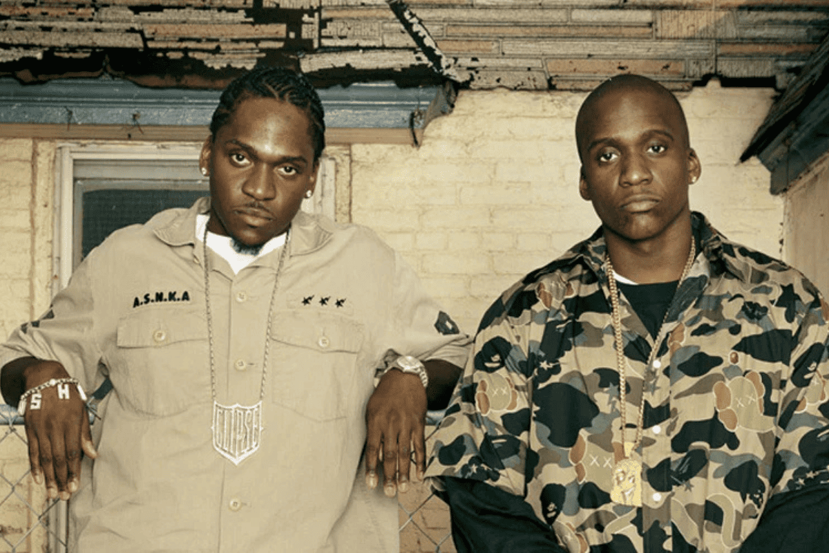 Dúo de artistas de hip hop con ropa BAPE y camuflaje urbano