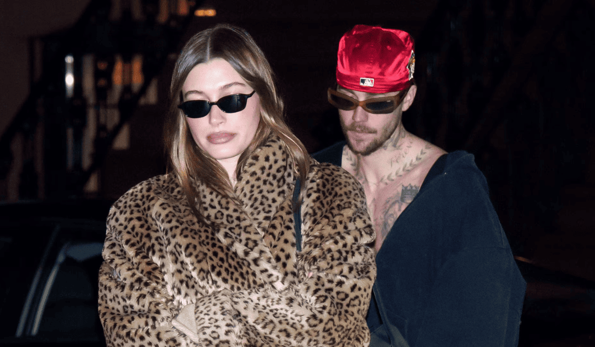 Pareja con looks urbanos nocturnos y actitud swag