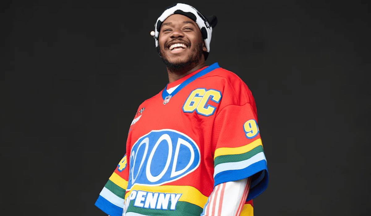 Hombre vistiendo jersey deportivo oversized de colores
