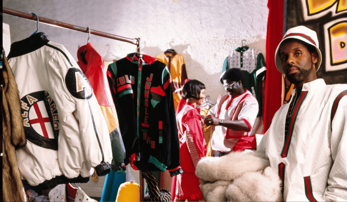 Chaquetas vintage de inspiración streetwear colgadas en un showroom