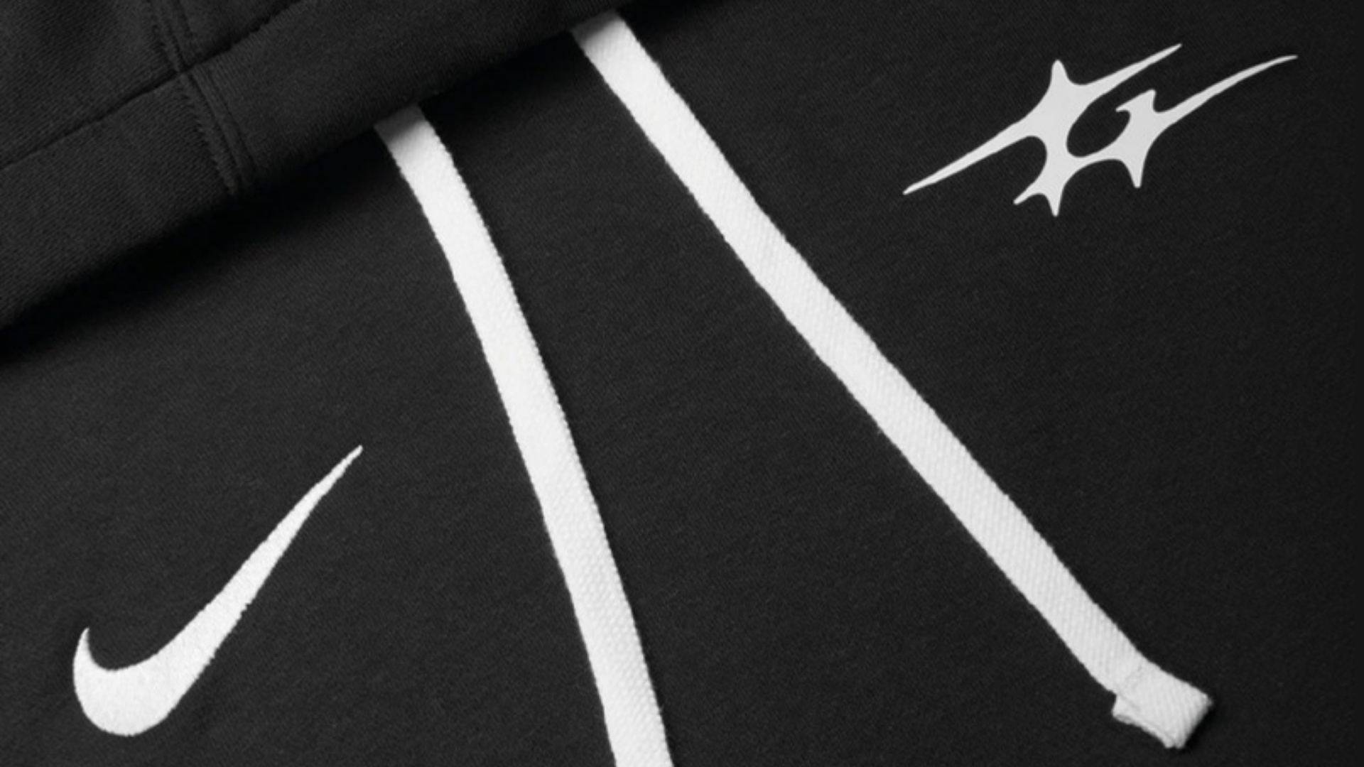 Detalle de la sudadera negra GNG x Nike con el swoosh, el logo de GNG y la etiqueta GNG Los Angeles