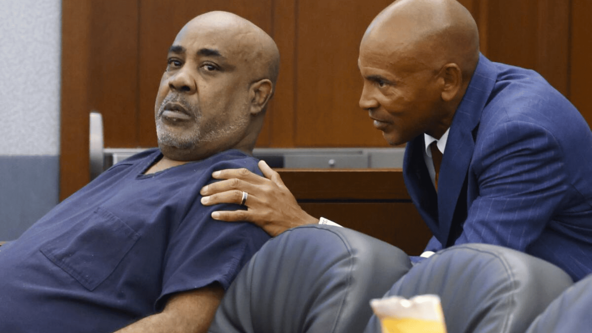 asesinato de Tupac Duane "Keffe D" Davis con uniforme azul de prisión conversa con su abogado en la sala del tribunal de Las Vegas asesinato de Tupac